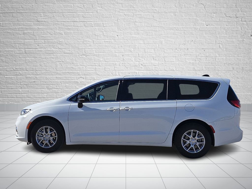 New 2026 Chrysler Pacifica Select image 2