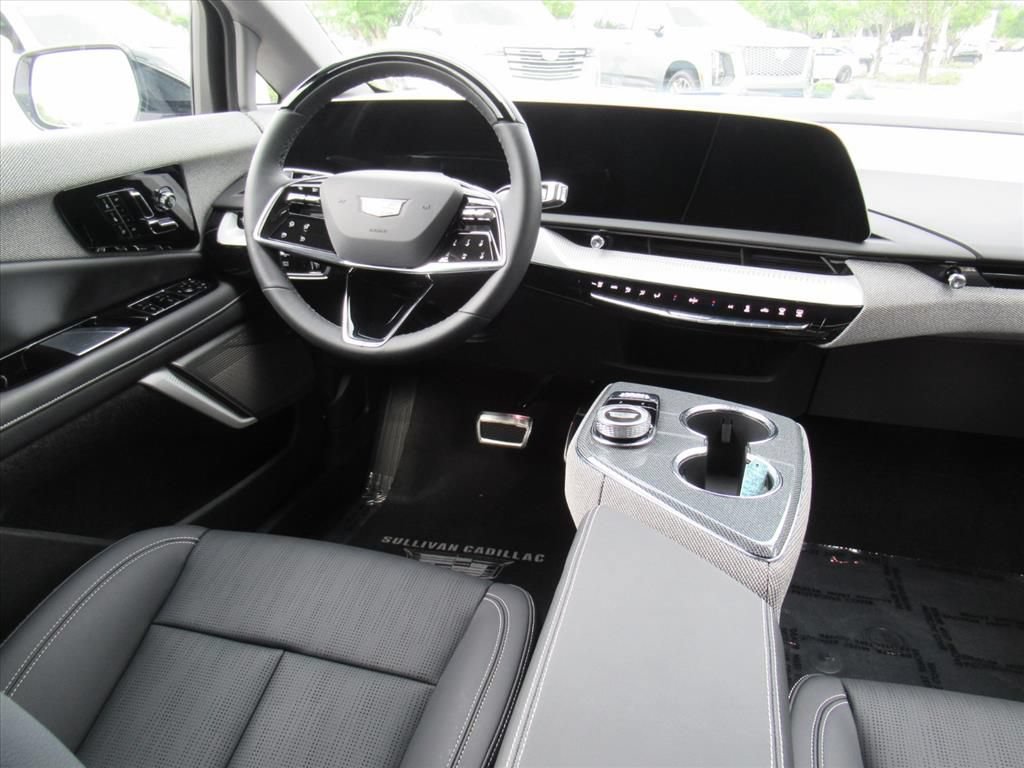 Certified 2025 Cadillac Optiq Luxury 2 w/ LPO, Floor Liner Package AWD/4WD image 14