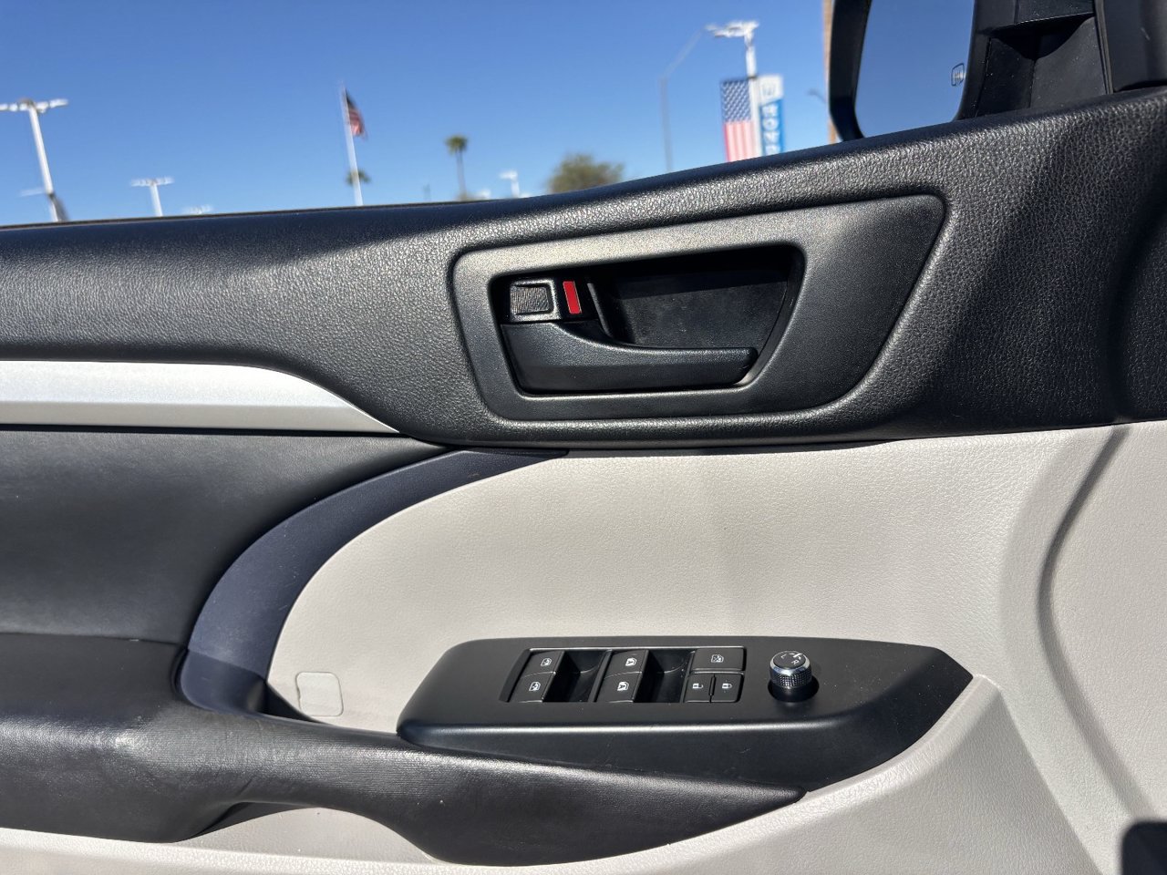 Used 2017 Toyota Highlander Plus w/ Carpet Mat Package FWD image 19