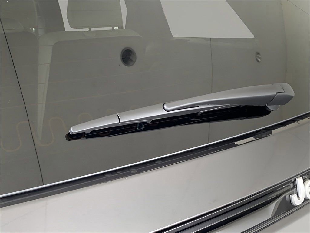 Used 2025 Jeep Grand Cherokee Limited image 13