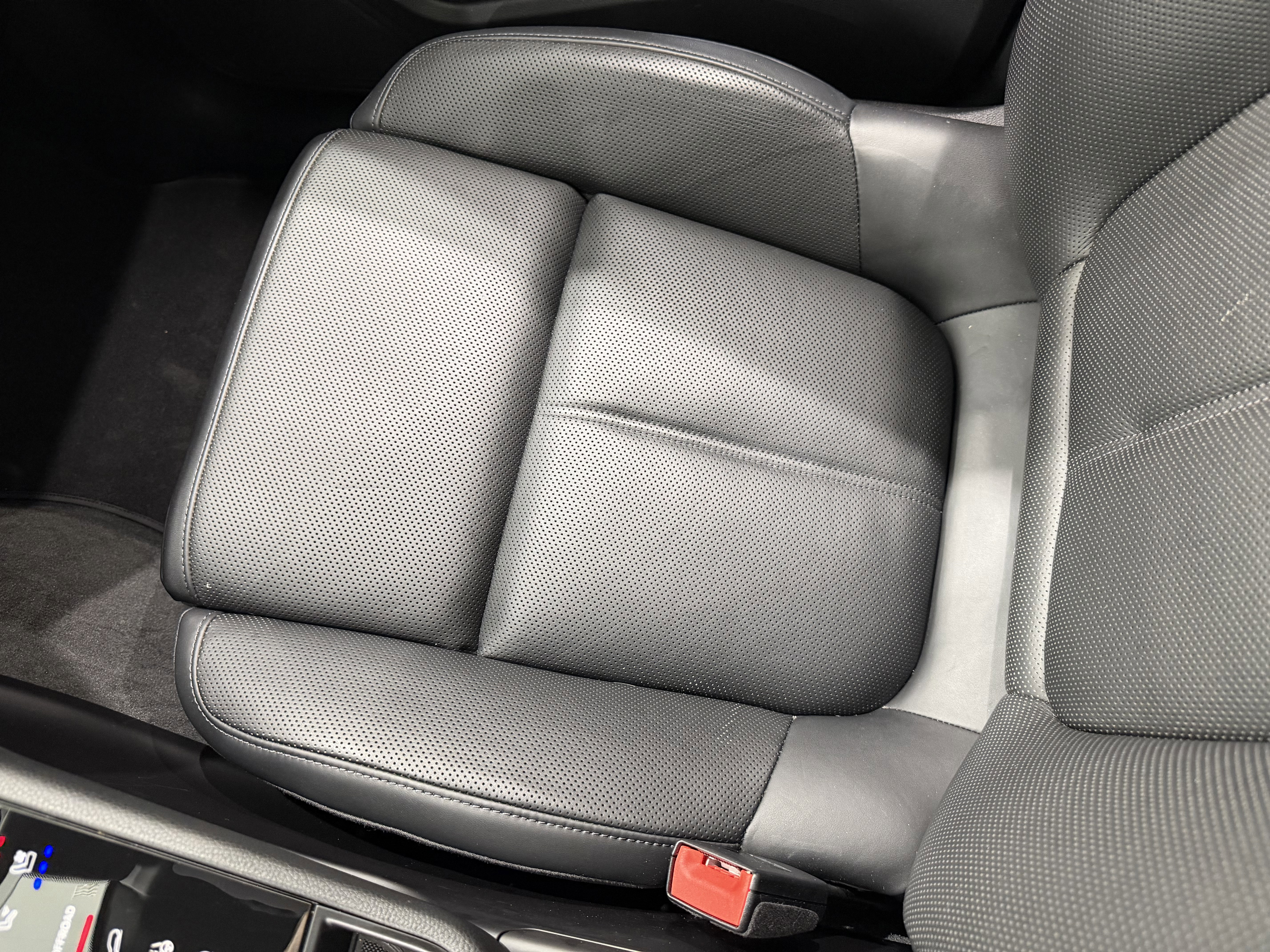 Certified 2025 Porsche Macan image 57