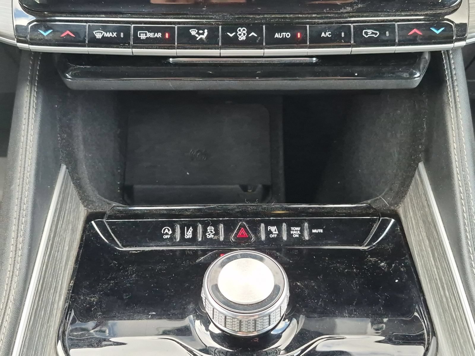 Used 2024 Jeep Wagoneer L Series II w/ Flexible Seating Group RWD image 20