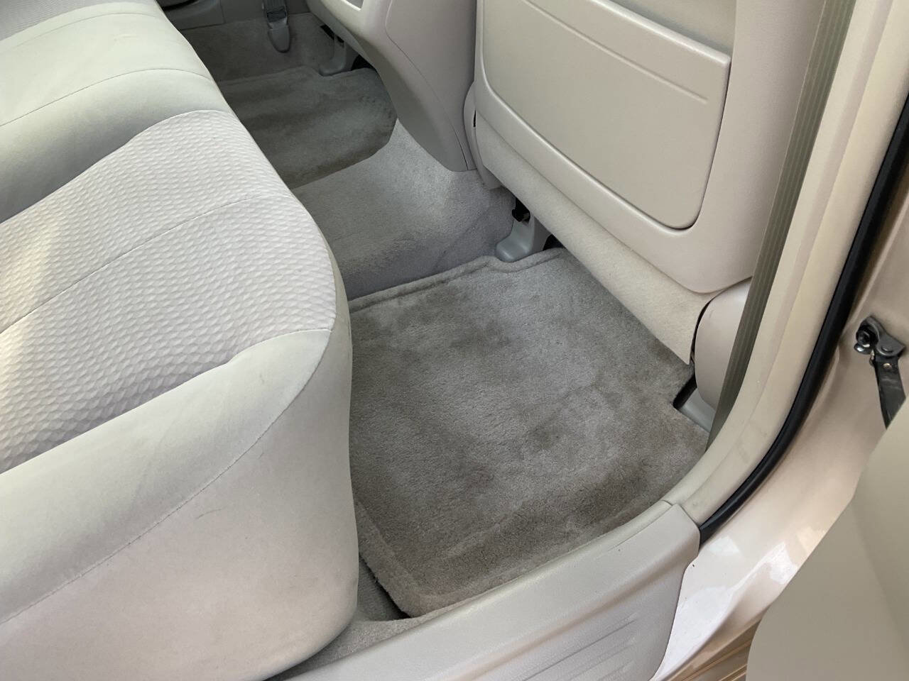 Used 2010 Toyota Camry LE image 30