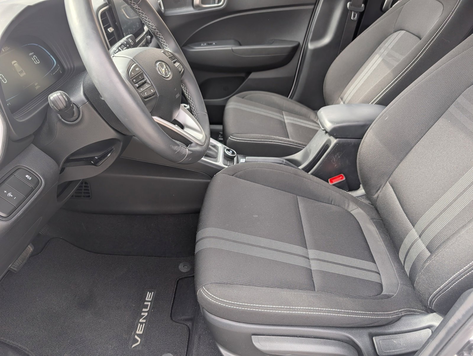 Used 2025 Hyundai Venue SEL image 3