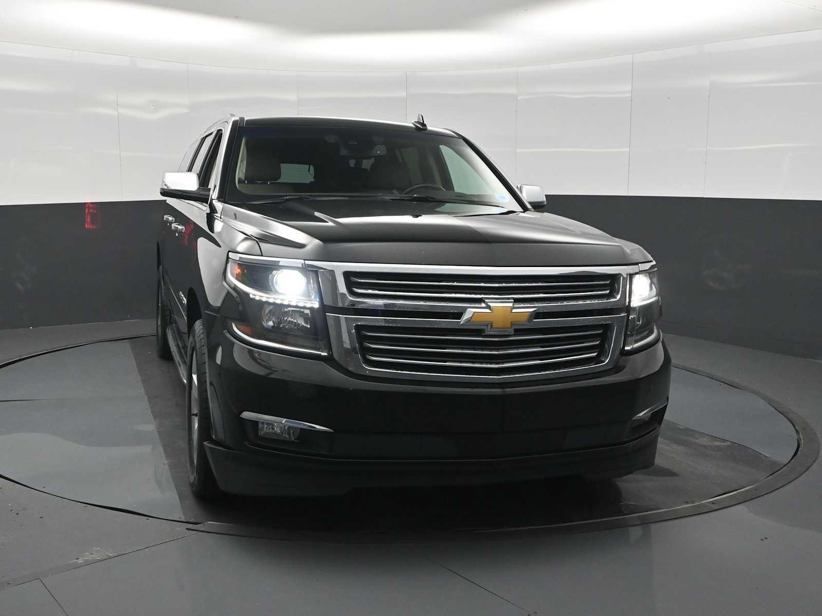 Used 2019 Chevrolet Suburban Premier AWD/4WD image 3