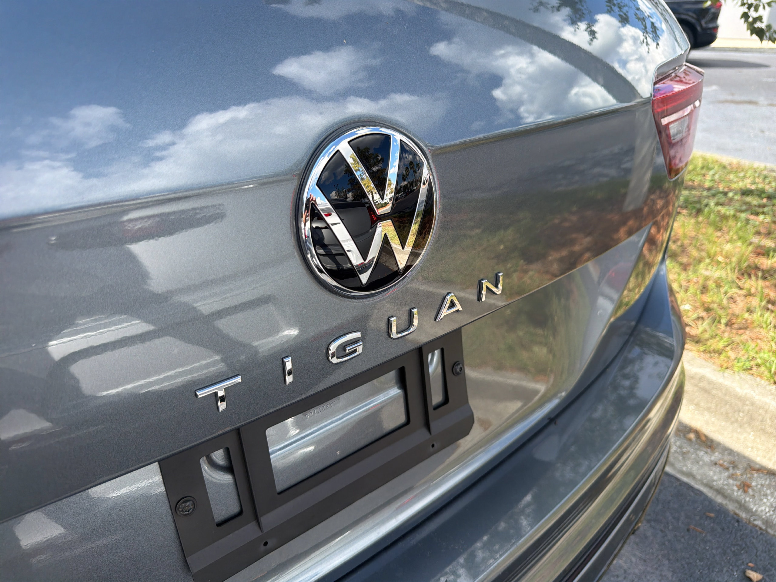 Used 2024 Volkswagen Tiguan SE R-Line FWD image 10
