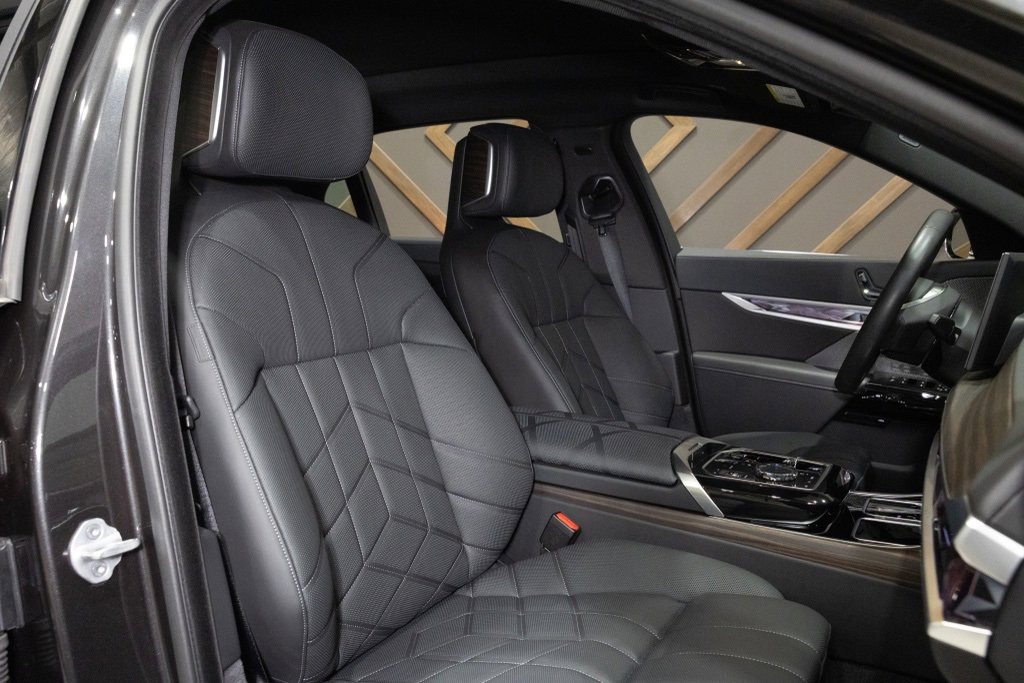 Used 2025 BMW i7 xDrive60 image 5