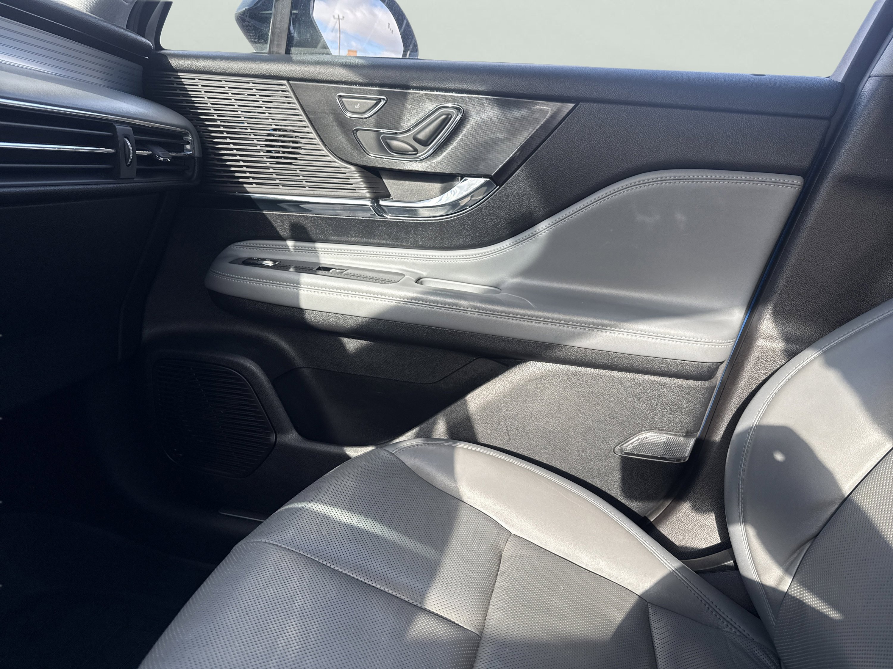 Used 2020 Lincoln Corsair AWD w/ Premium Package image 17