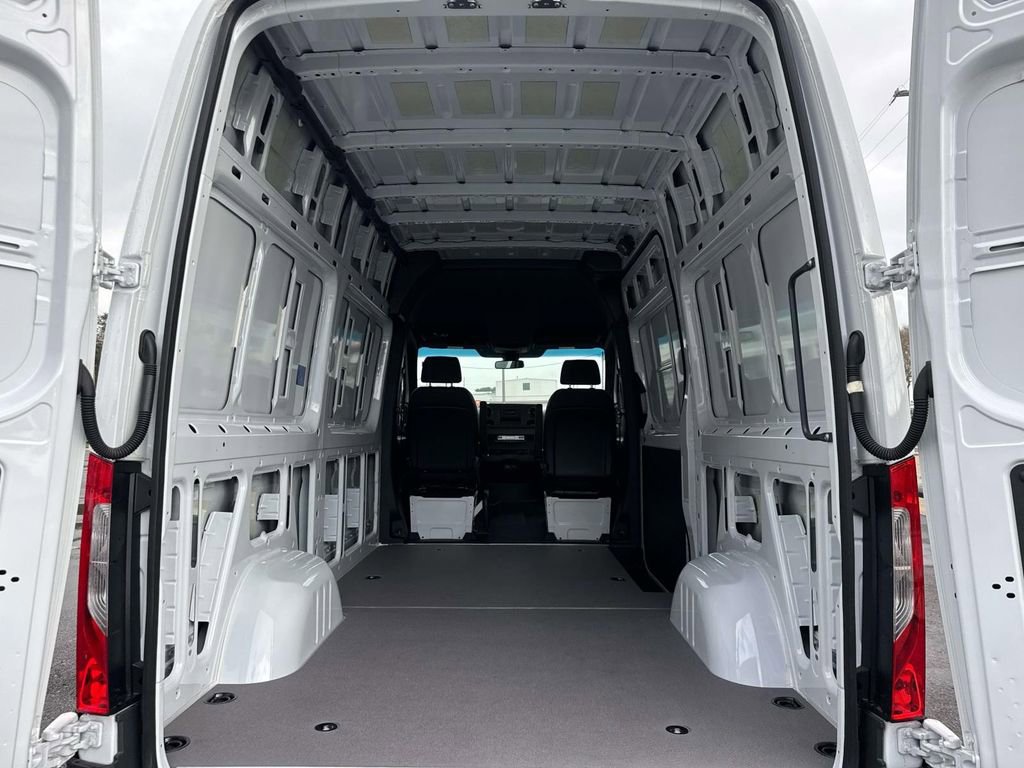 Used 2025 Mercedes-Benz Sprinter 2500 image 5