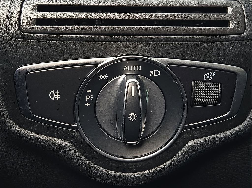 Used 2021 Mercedes-Benz GLC 300 image 17