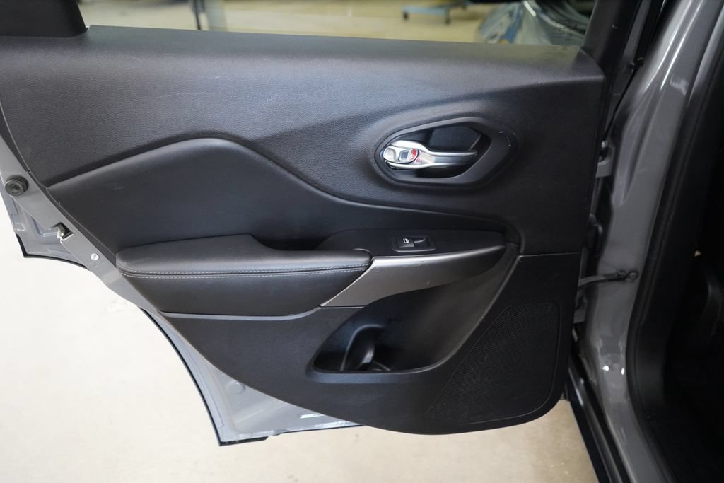 Used 2020 Jeep Cherokee Limited FWD image 26