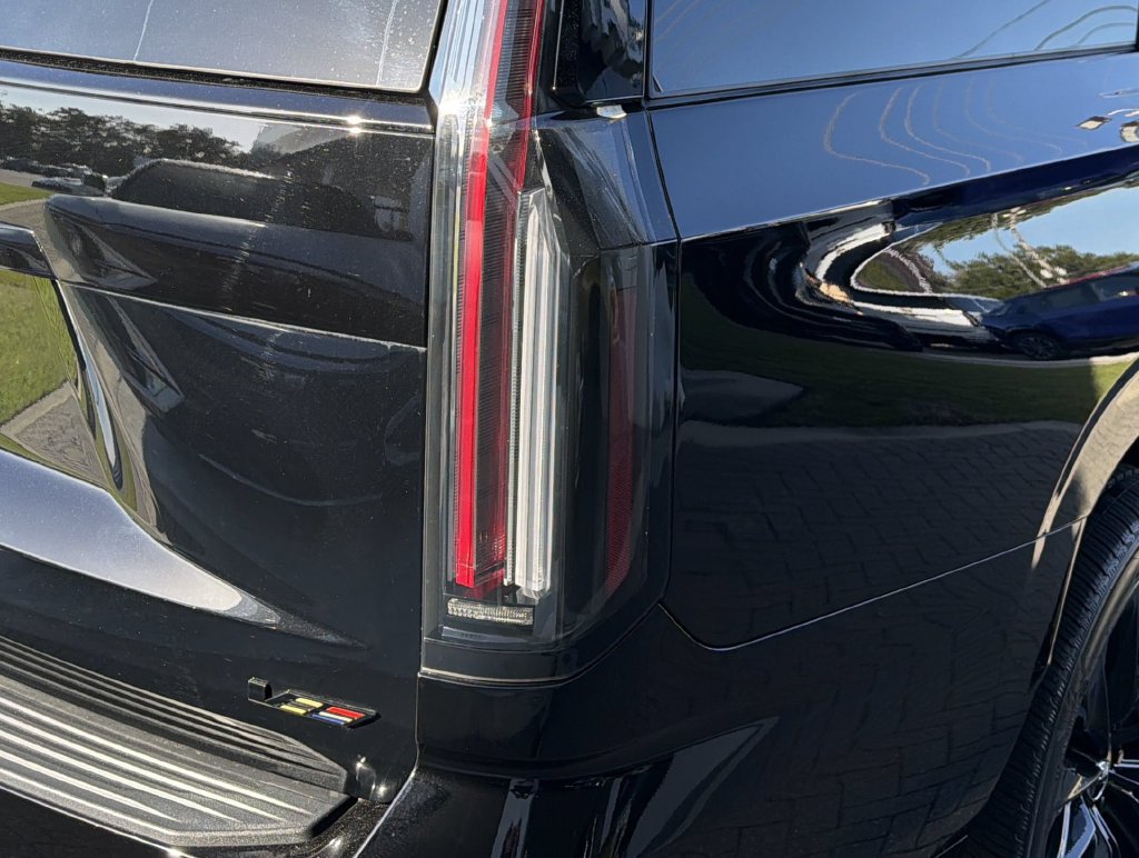 Certified 2025 Cadillac Escalade ESV V w/ LPO, ONYX Package AWD/4WD image 10