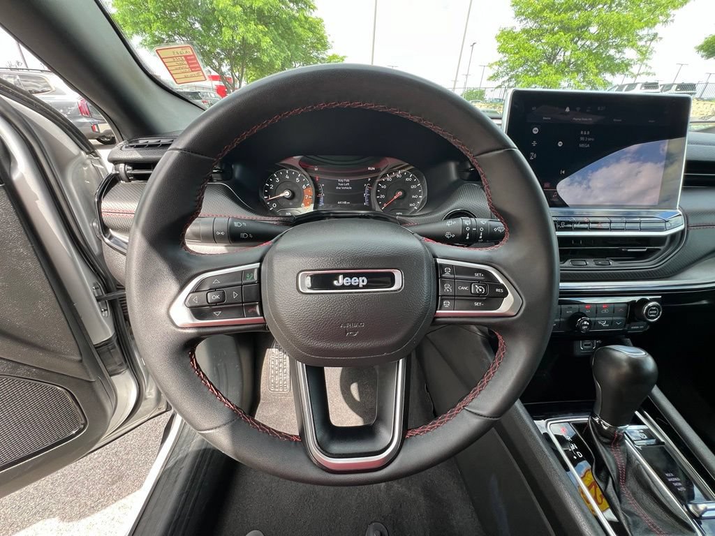 Used 2025 Jeep Compass Trailhawk AWD/4WD image 39