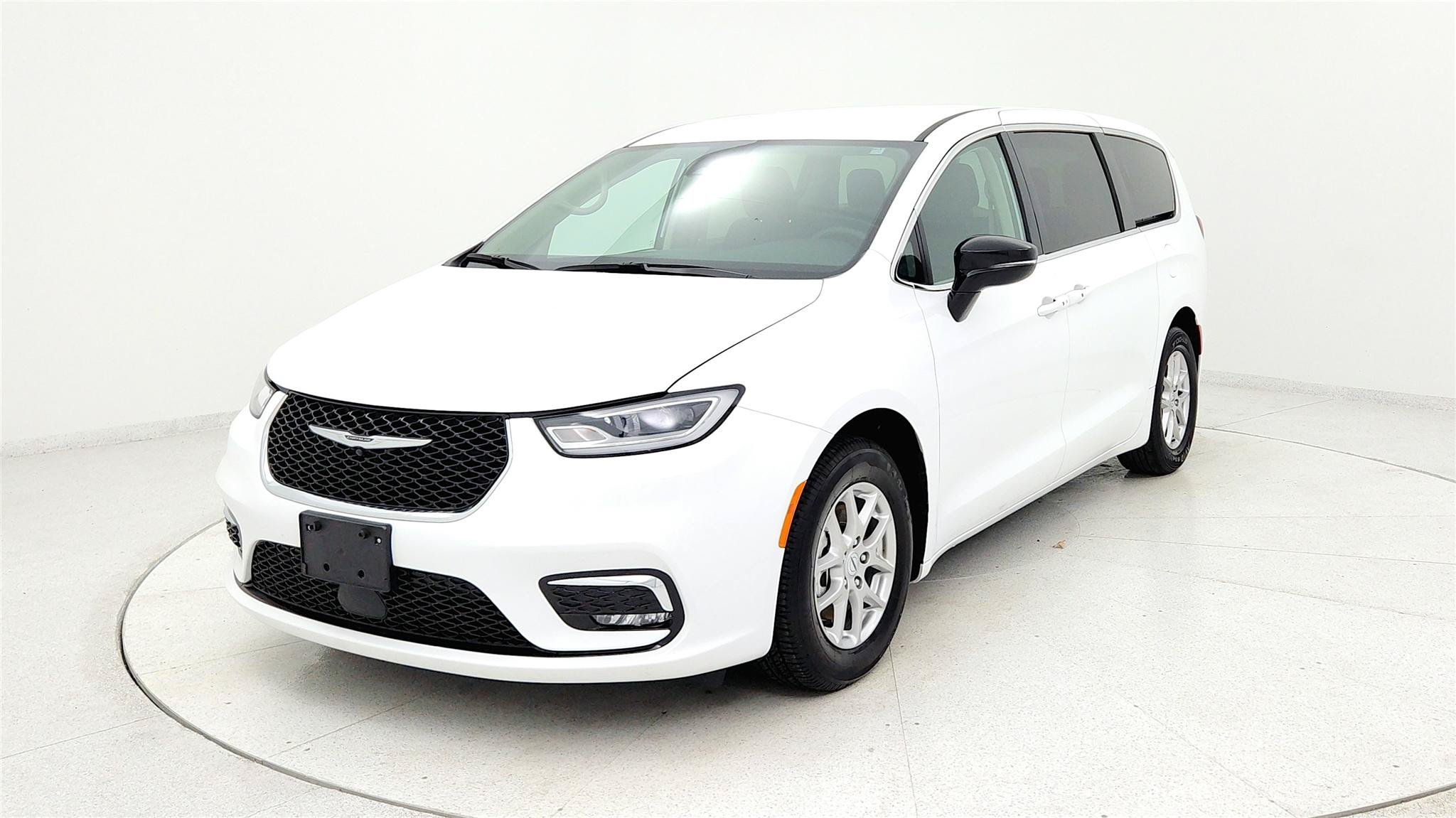 Used 2024 Chrysler Pacifica Touring-L FWD image 8