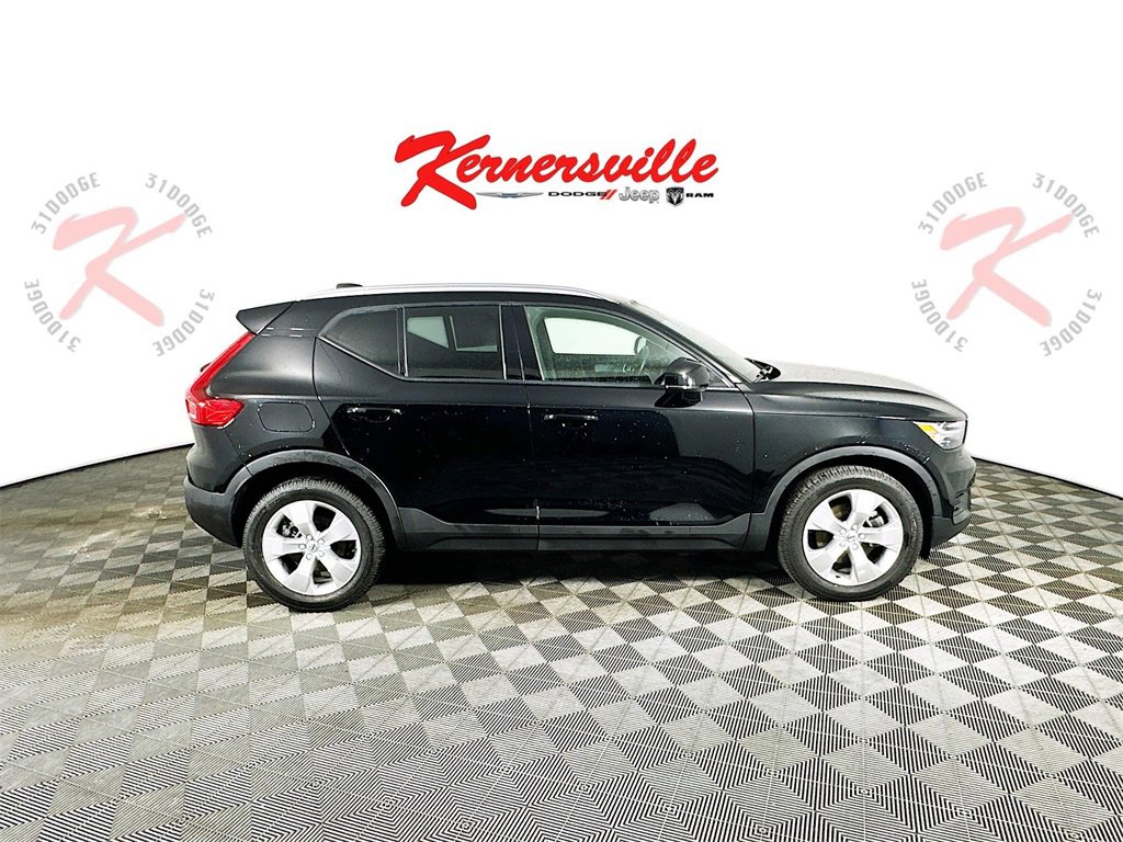 Used 2022 Volvo XC40 T4 Momentum image 8