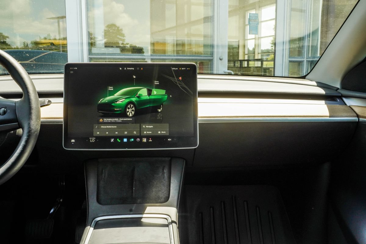 Used 2024 Tesla Model Y Long Range AWD/4WD image 18