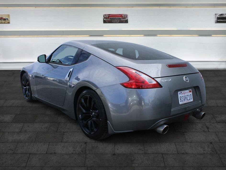 Used 2016 Nissan 370Z Coupe RWD image 4