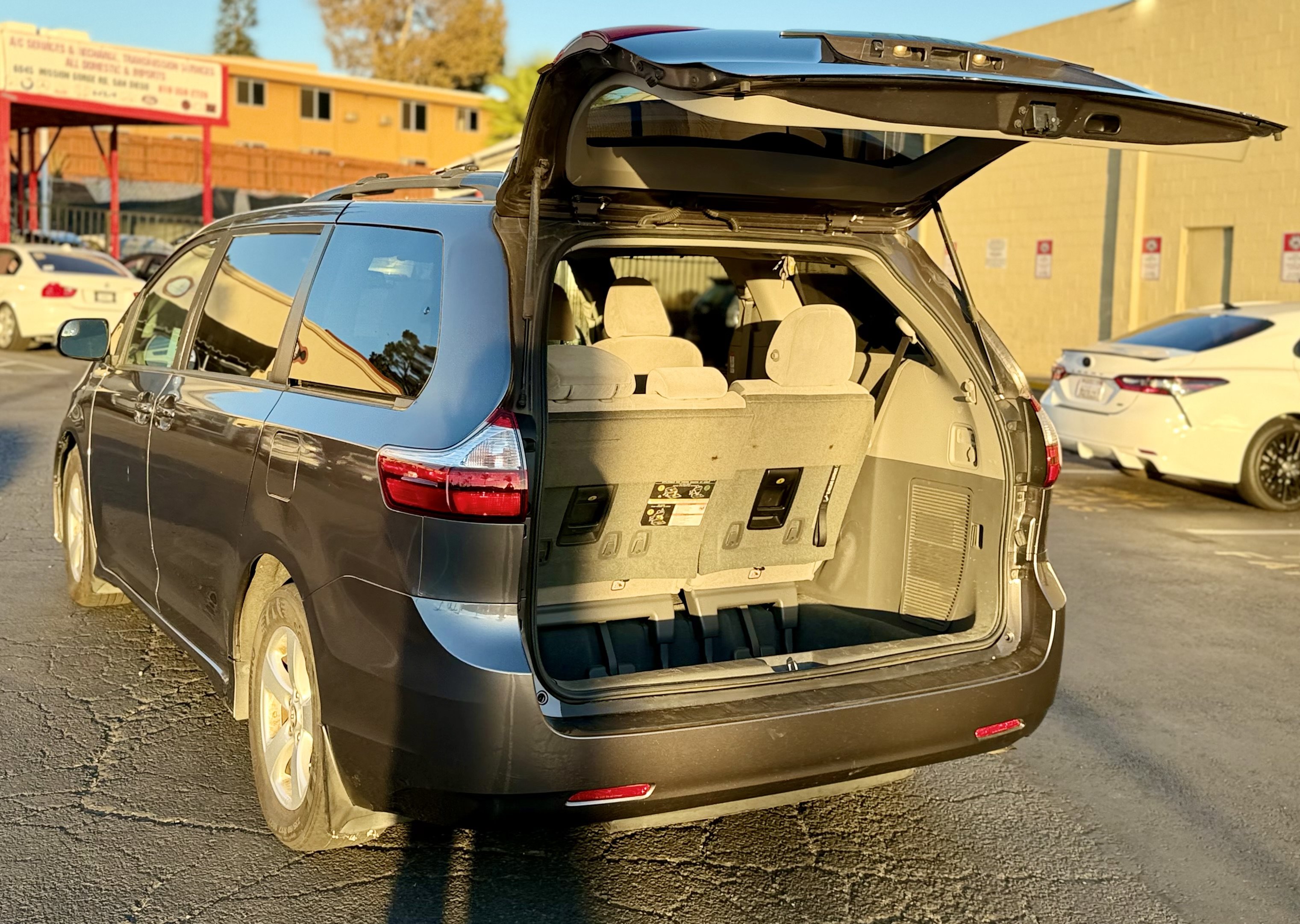 Used 2019 Toyota Sienna LE w/ Carpet Mat Package FWD image 14