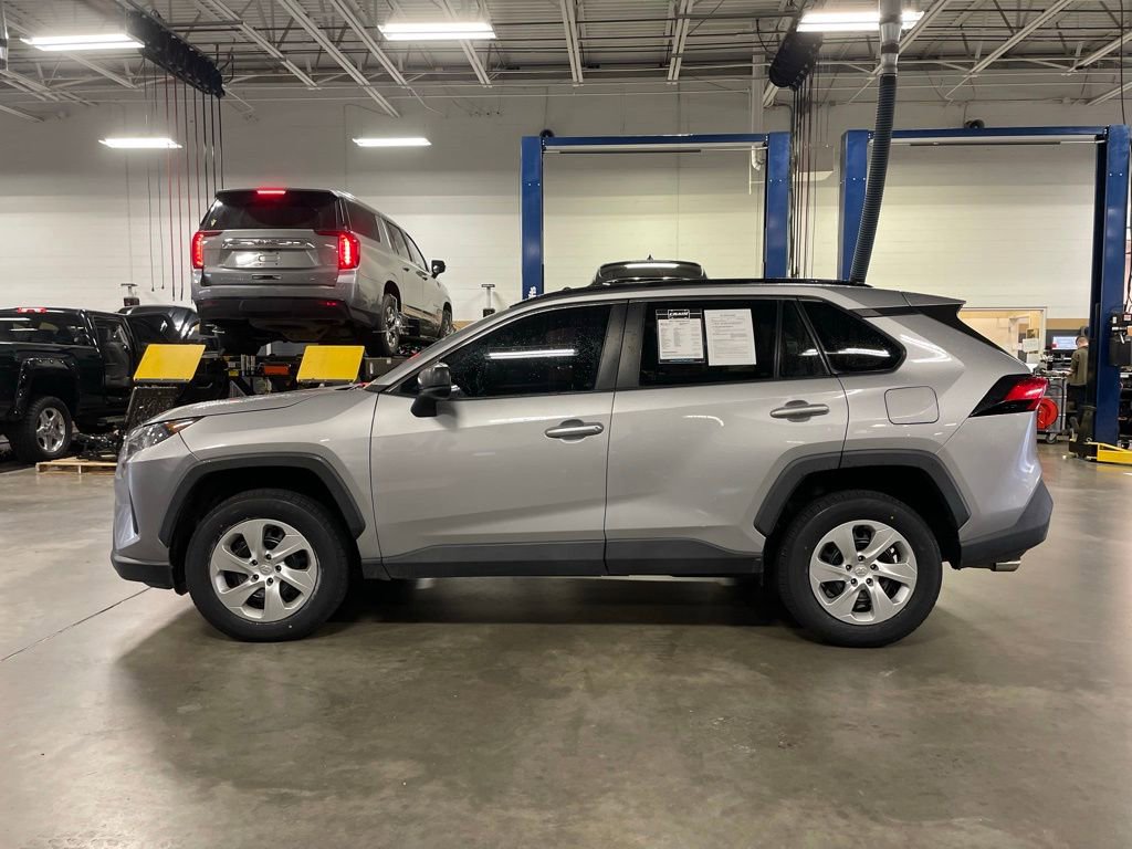 Used 2021 Toyota RAV4 LE image 4
