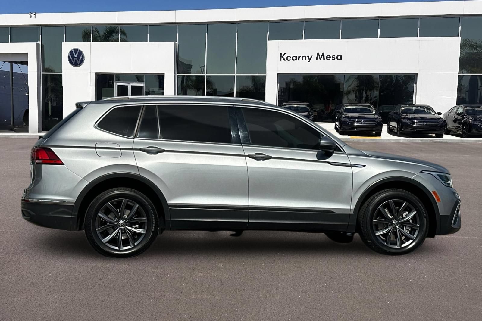 Used 2023 Volkswagen Tiguan SE FWD image 3