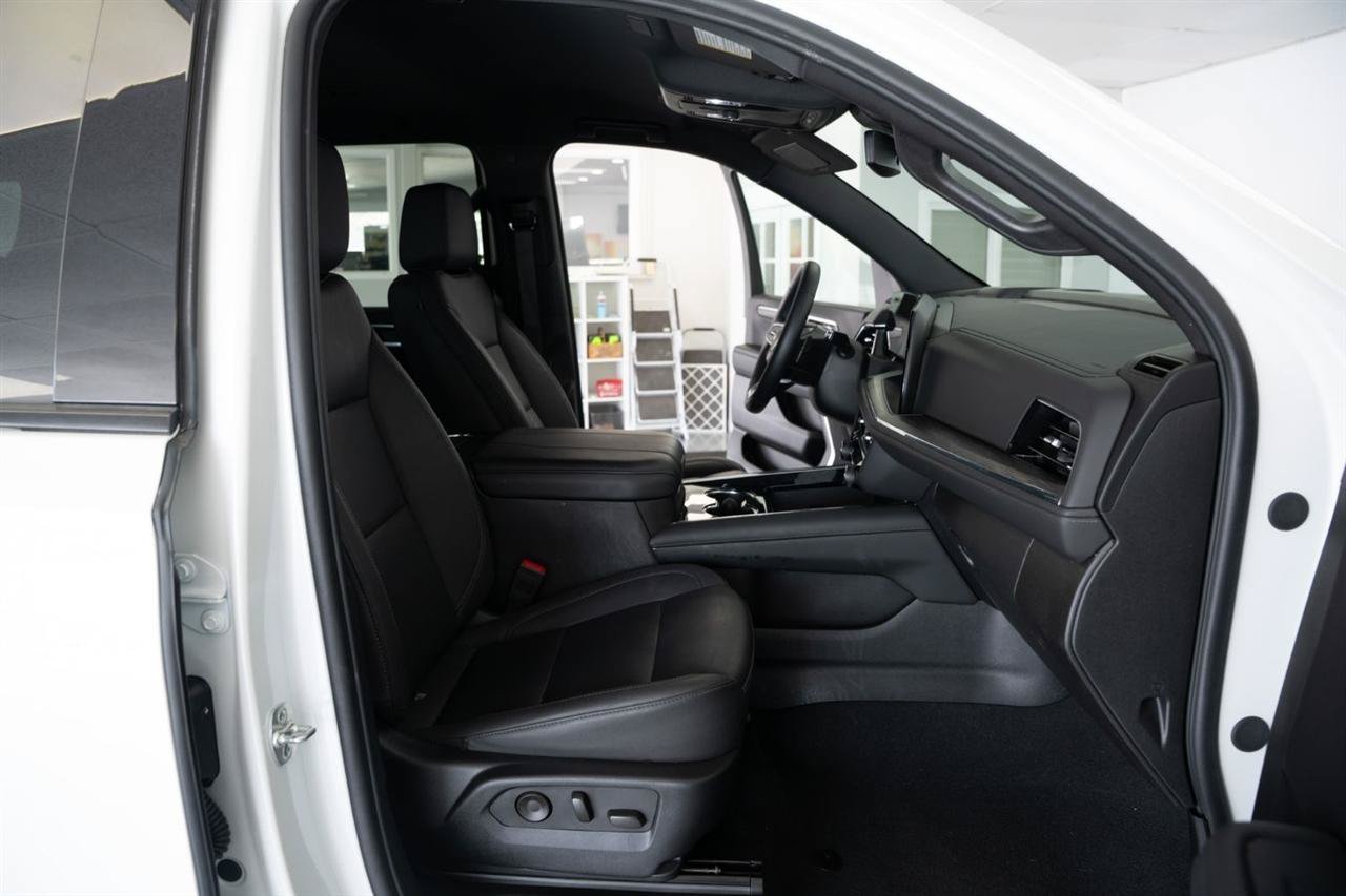 Used 2025 Chevrolet Suburban Z71 AWD/4WD image 14