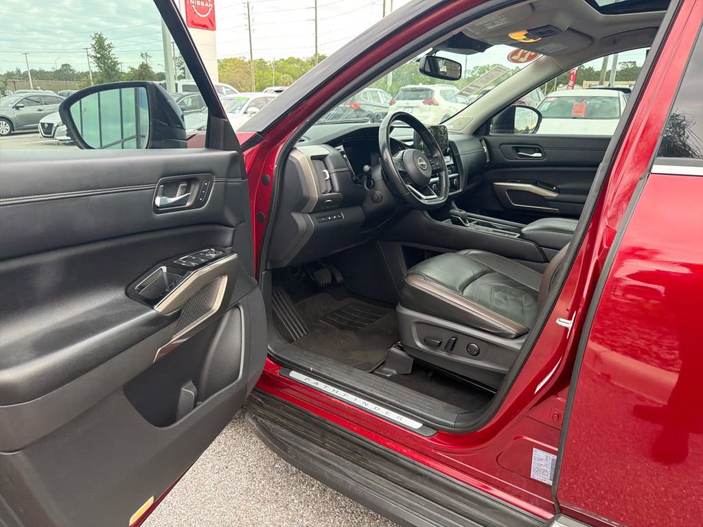 Used 2022 Nissan Pathfinder Platinum w/ Cargo Package image 13