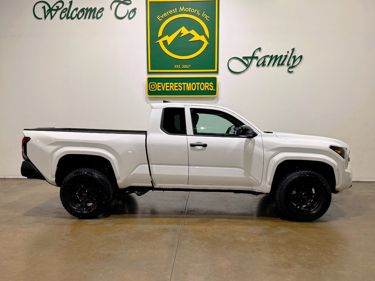 Used 2024 Toyota Tacoma SR image 2