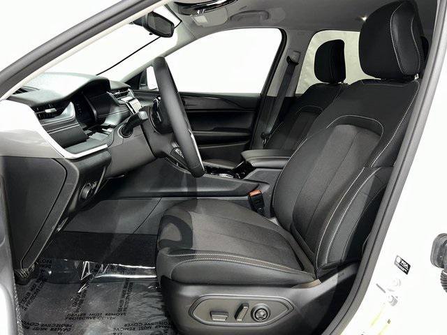 Certified 2023 Jeep Grand Cherokee Laredo image 5