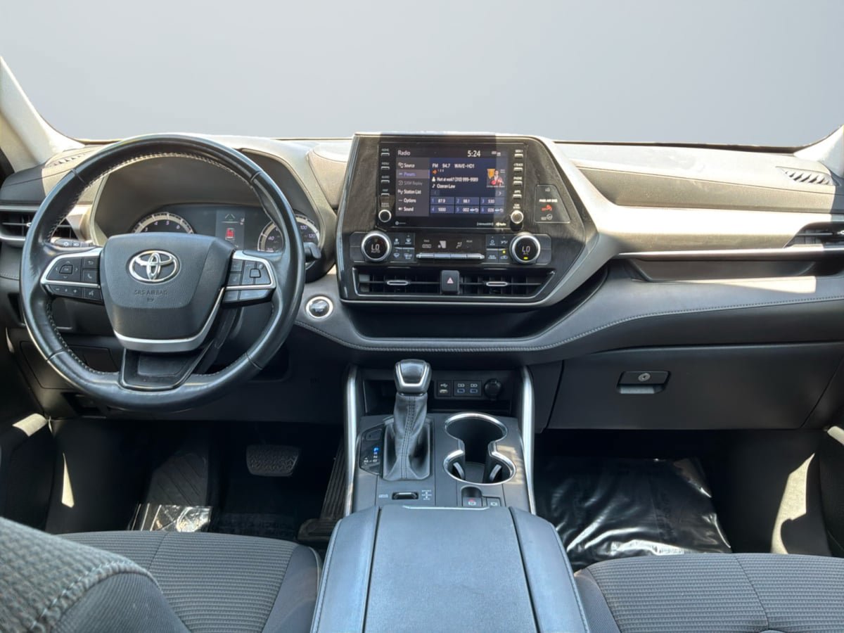 Used 2022 Toyota Highlander LE AWD/4WD image 10