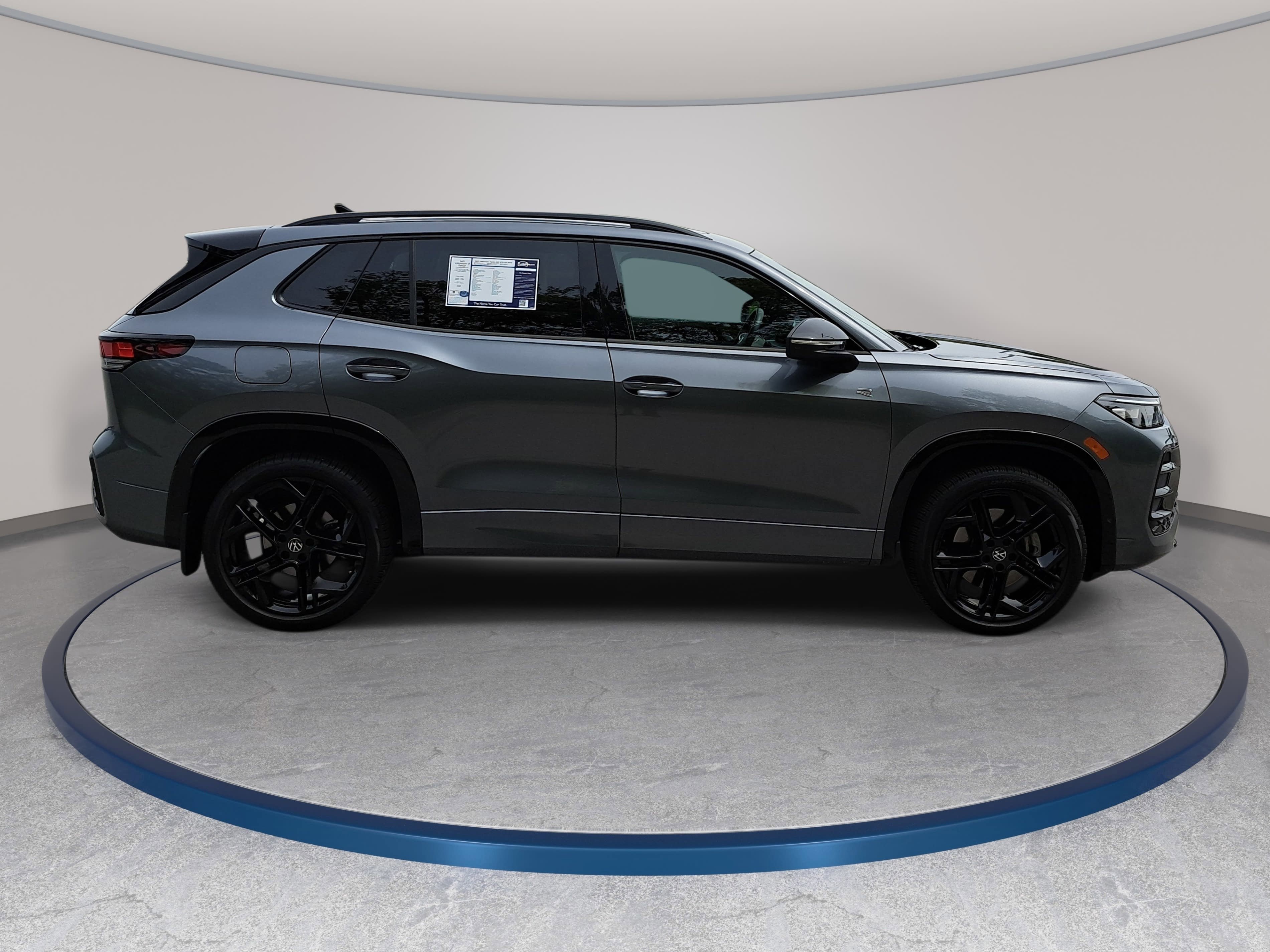 Used 2025 Volkswagen Tiguan SE R-Line image 4