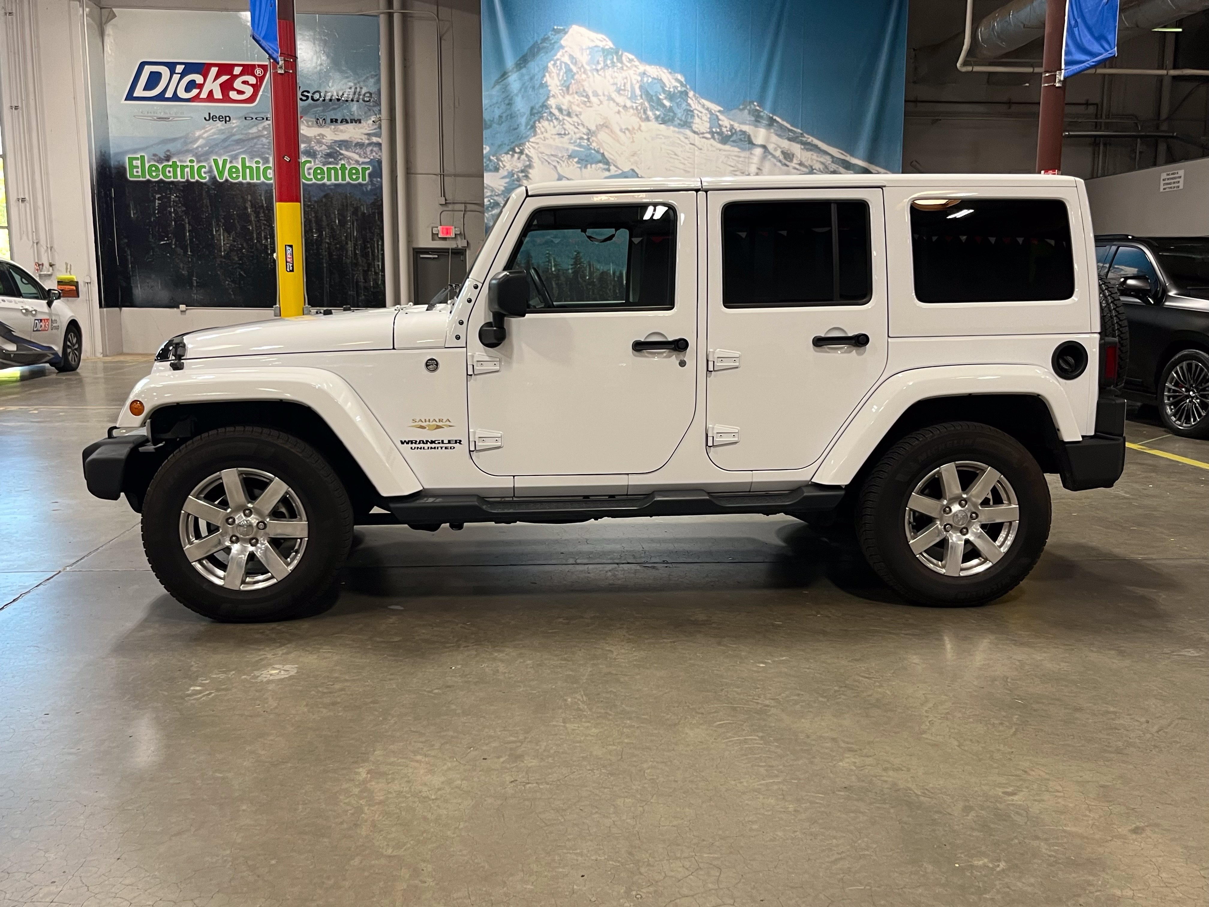 Used 2015 Jeep Wrangler Unlimited Sahara w/ Max Tow Package AWD/4WD image 3