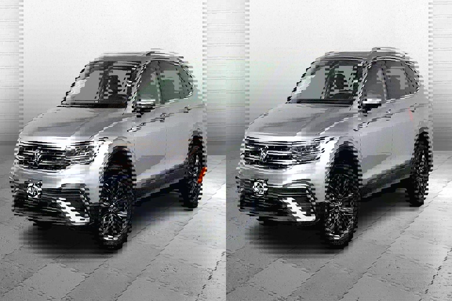 Used 2023 Volkswagen Tiguan SE w/ Panoramic Sunroof Package image 12