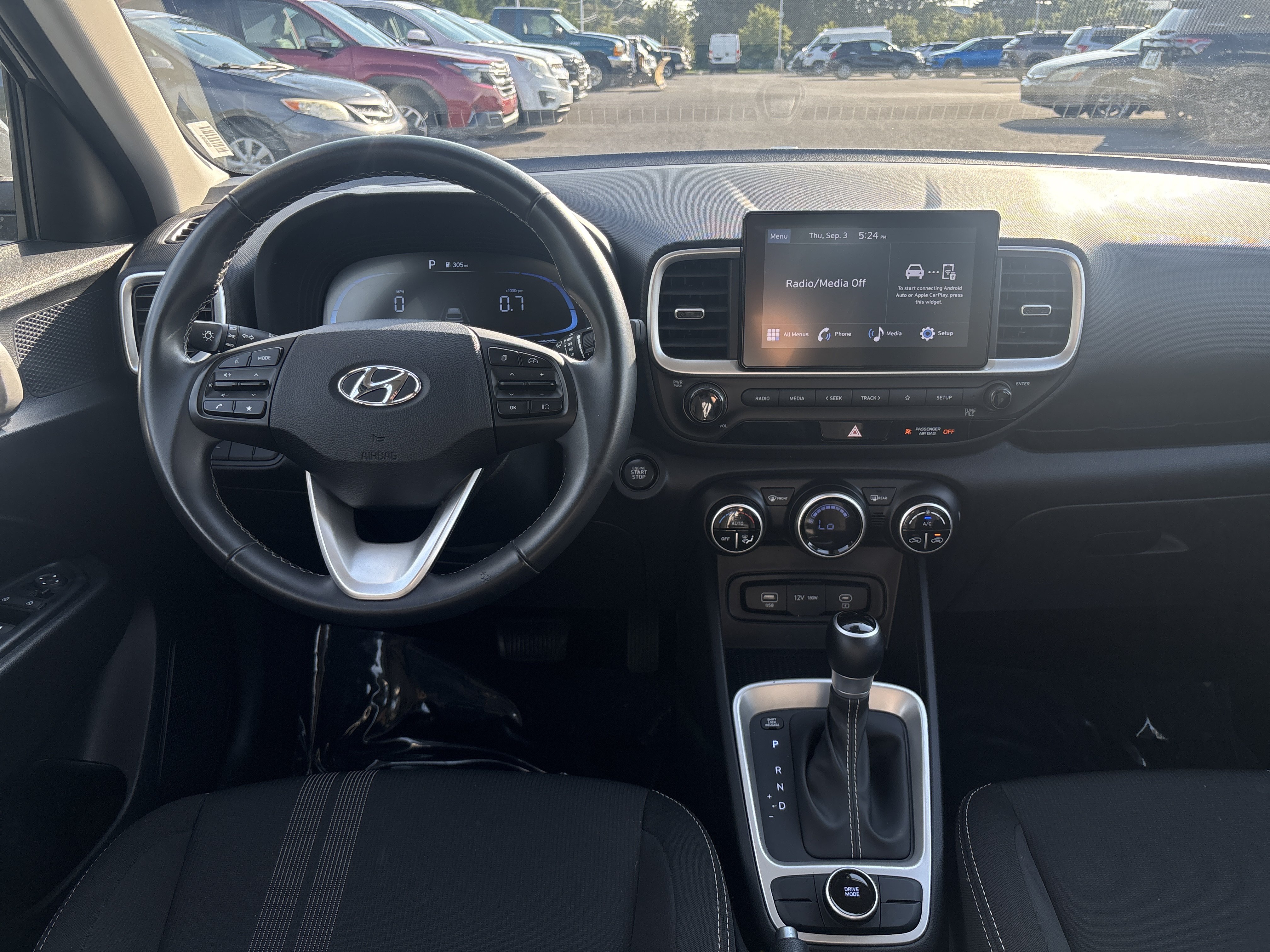 Used 2025 Hyundai Venue SEL FWD image 2