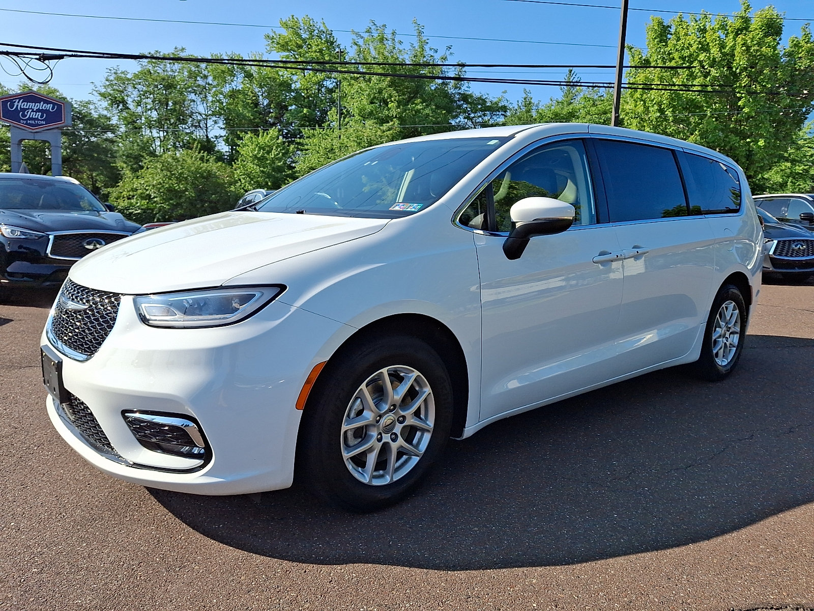 Used 2023 Chrysler Pacifica Touring-L FWD image 3