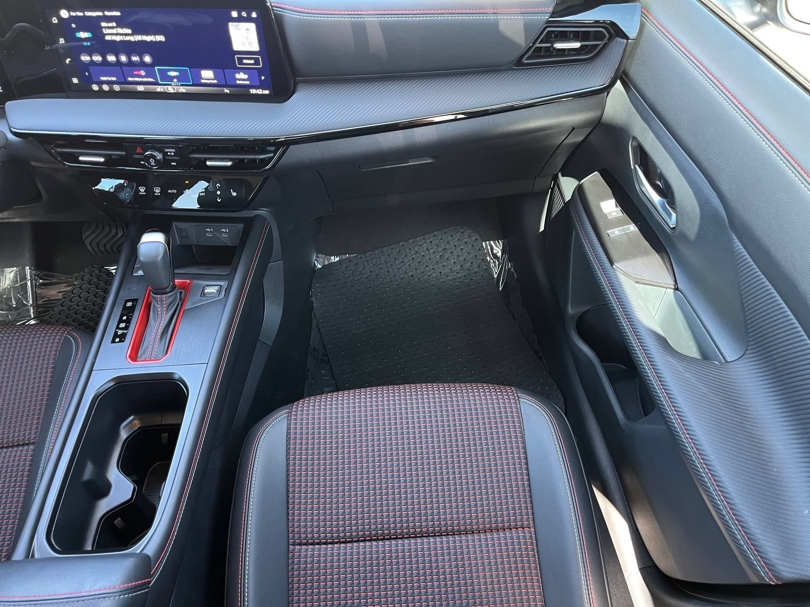 Used 2026 Nissan Kicks SR w/ Cold Weather Package FWD image 15