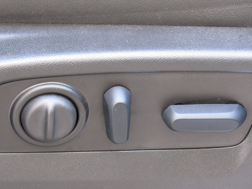 Used 2023 GMC Sierra 3500 SLT w/ SLT Premium Package image 26