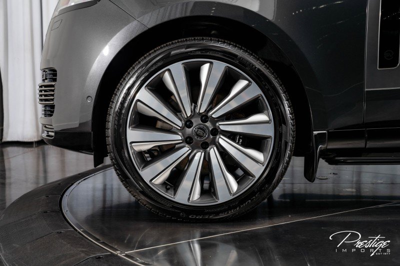 Used 2024 Land Rover Range Rover SV image 11