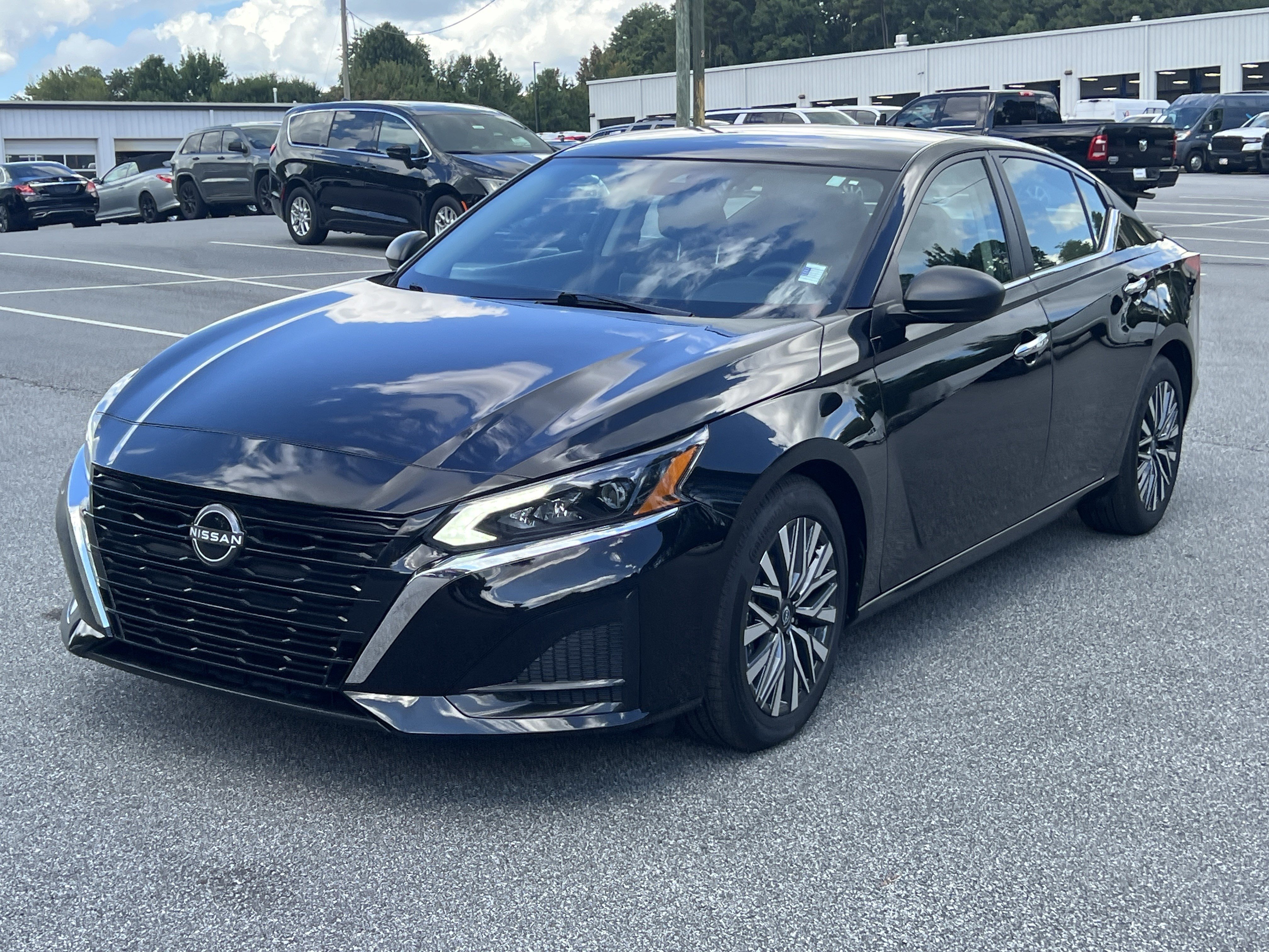 Used 2025 Nissan Altima 2.5 SV FWD image 3