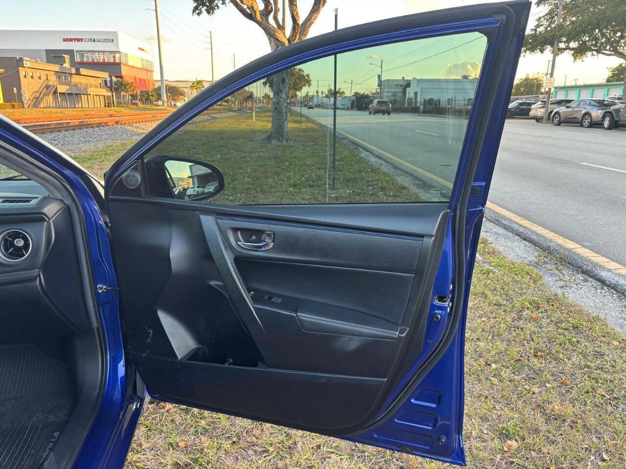 Used 2019 Toyota Corolla SE FWD image 19