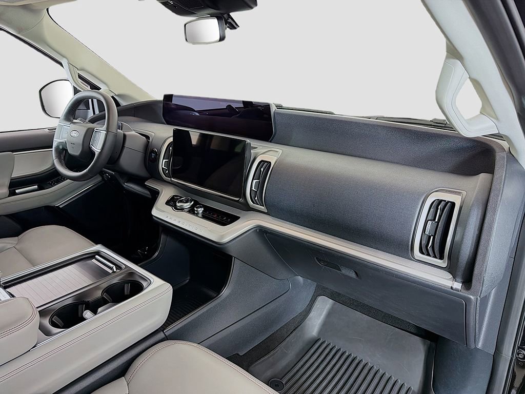 Used 2025 Ford Expedition Active image 21