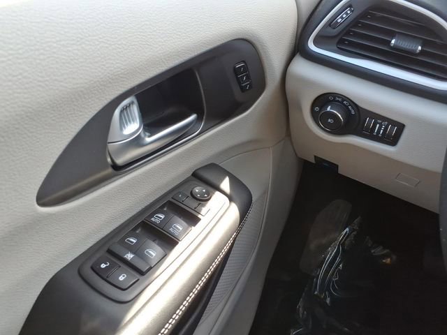 Used 2024 Chrysler Pacifica Touring-L FWD image 21