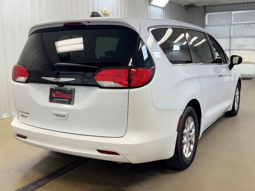 Used 2023 Chrysler Voyager LX FWD image 5