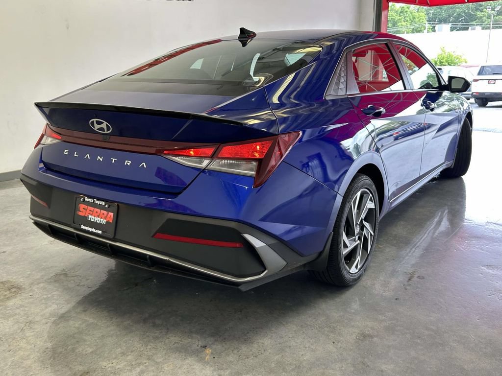 Used 2025 Hyundai Elantra Sport FWD image 3