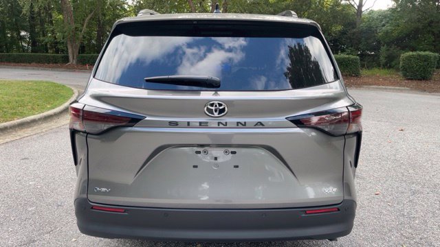 Used 2026 Toyota Sienna XLE FWD image 8