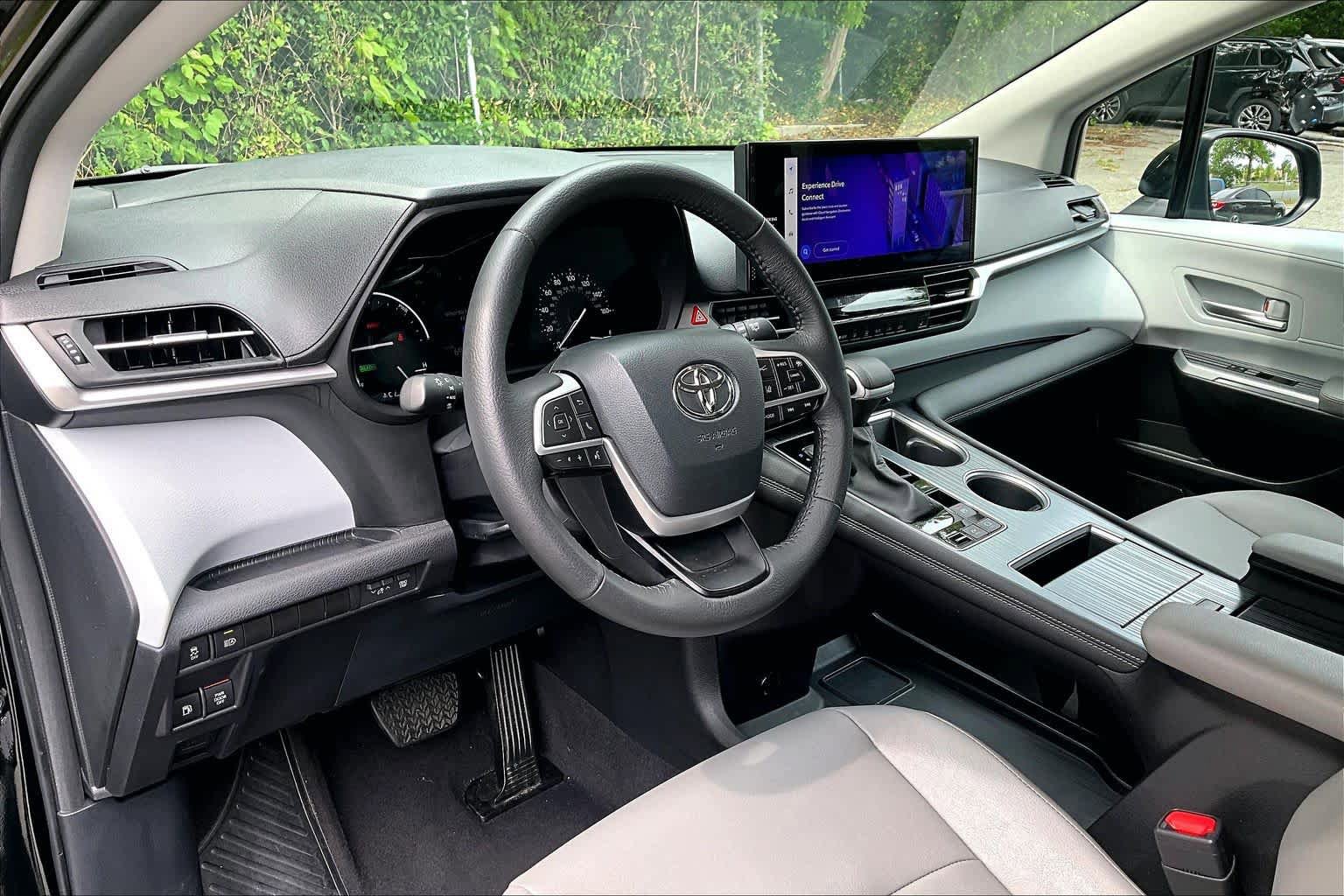 Certified 2025 Toyota Sienna XLE FWD image 18