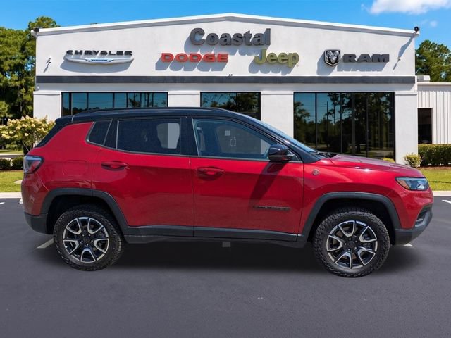 Used 2025 Jeep Compass Trailhawk AWD/4WD image 3