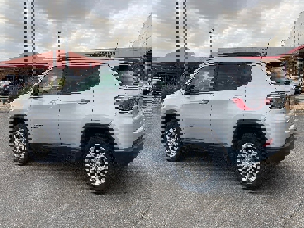 Used 2024 Jeep Compass Latitude image 6