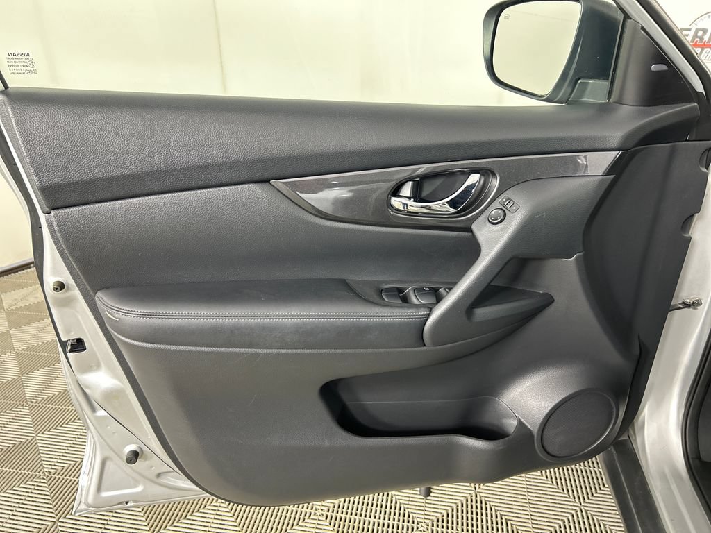 Used 2019 Nissan Rogue SV AWD/4WD image 11