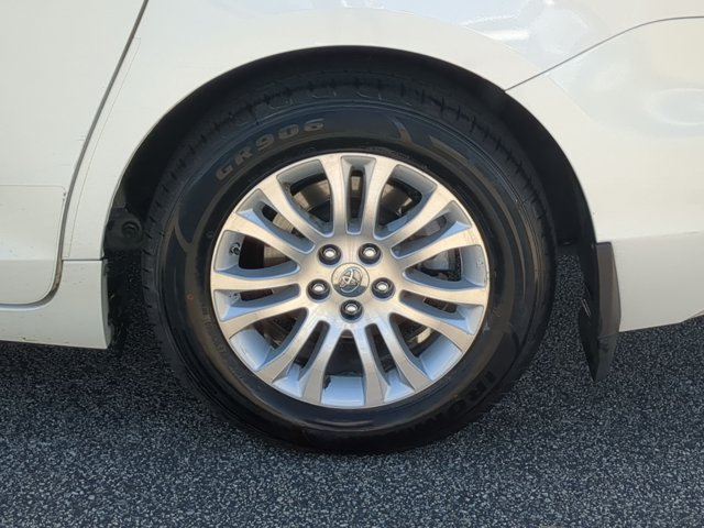 Used 2015 Toyota Sienna XLE w/ XLE Navigation Package FWD image 22