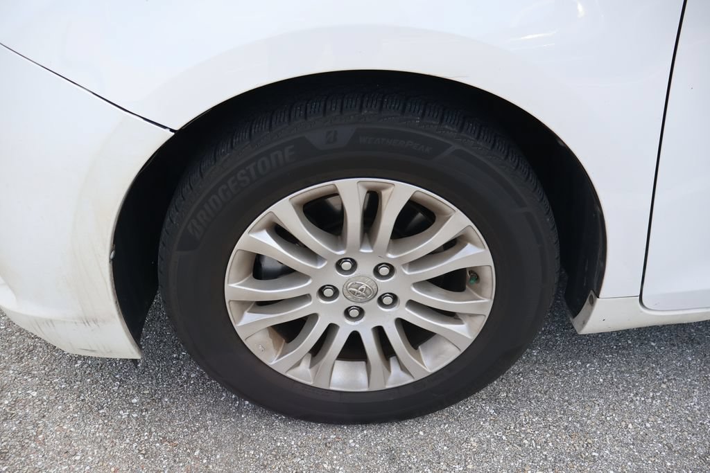 Used 2012 Toyota Sienna XLE FWD image 4